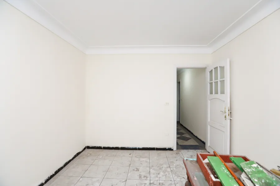 شقة للبيع 130 م ميامي ( علي البحر مباشرة - خطوات من ش 45)