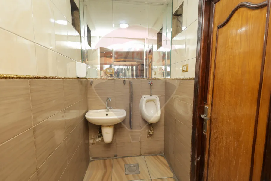 محل + ميزان للإيجار 250 م ميامي (علي البحر مباشرة)