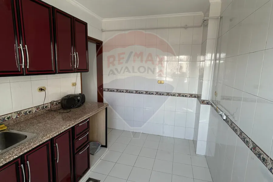 شقة للبيع 175 م الازاريطه (بجوار مستشفى الاندلسيه)