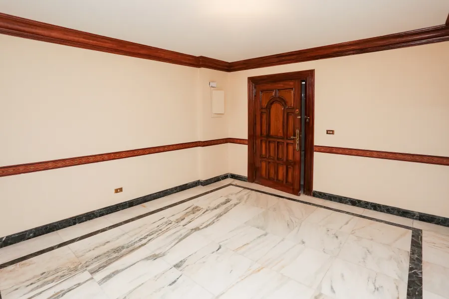 شقة للبيع 350 م رشدى (شارع المعسكر الروماني)