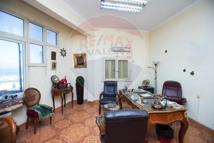 شقة إدارى للإيجار 170 م ميامى (على البحر مباشرة)