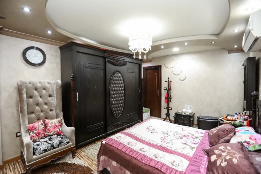 شقة للبيع 200م رشدي (متفرع من ش رشدى باشا)