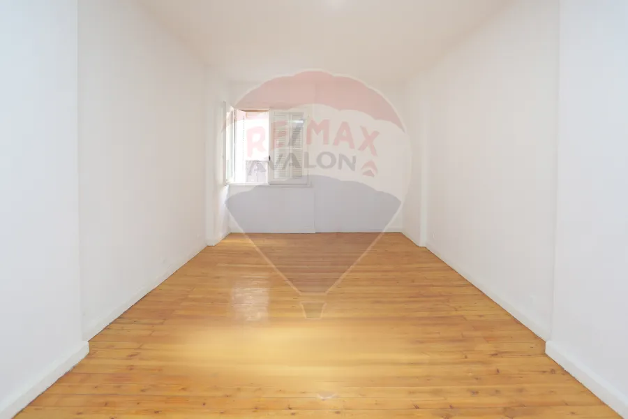 شقة للإيجار 220 م محطة الرمل (شارع السلطان حسين - منطقة الشلالات)