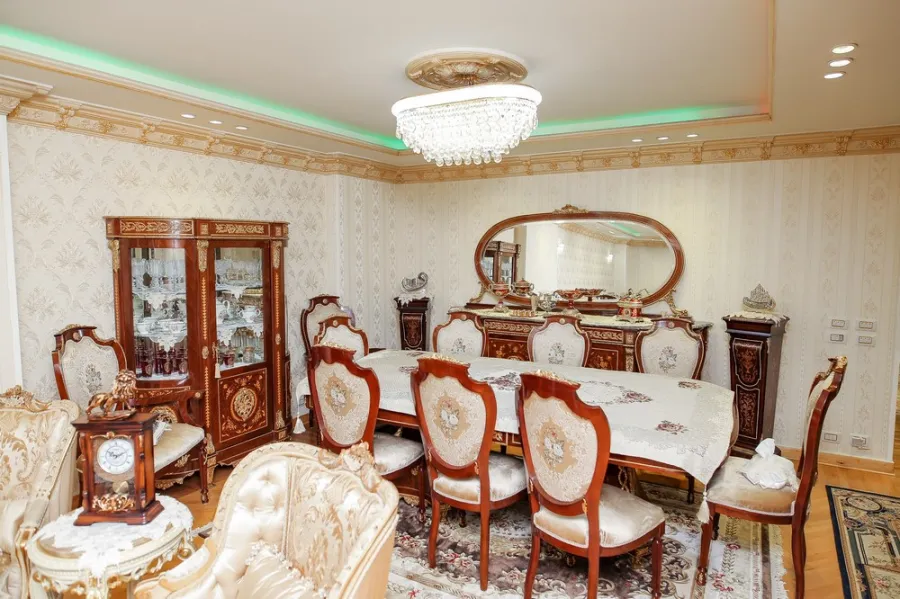 شقة للبيع 200م لوران ( ش عز العرب )