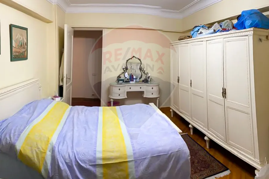 شقة للايجار 250 م جناكليس (ش أبو قير مباشر)