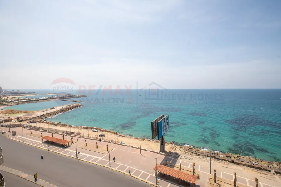 شقة للبيع 120 م لوران ( علي البحر مباشرة )