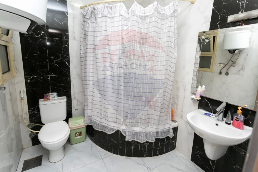 شقة للبيع 311 م لوران (علي الترام مباشرة)