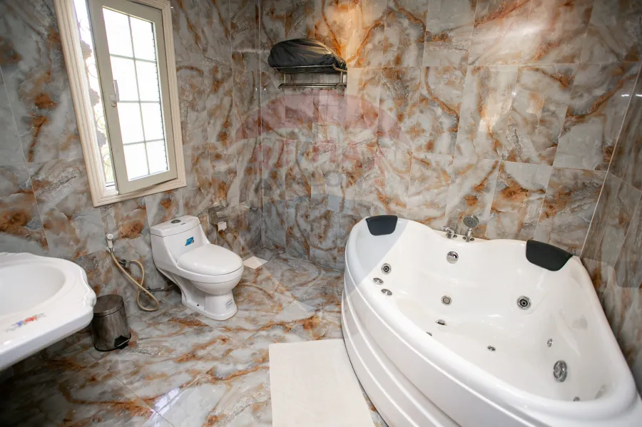 فيلا للبيع 4200 م كينج مريوط ( 2 نمرة من طريق الكافورى - أمام بوابة كينج هايتس )