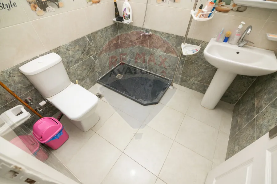 شقة للبيع 125 م لوران (تاني نمره من  ش الإقبال - خطوات من البحر)