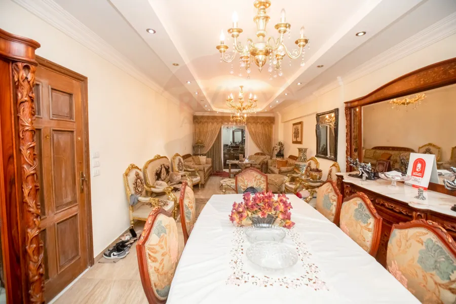 شقة للبيع 145م كامب شيزار (علي البحر مباشرة)