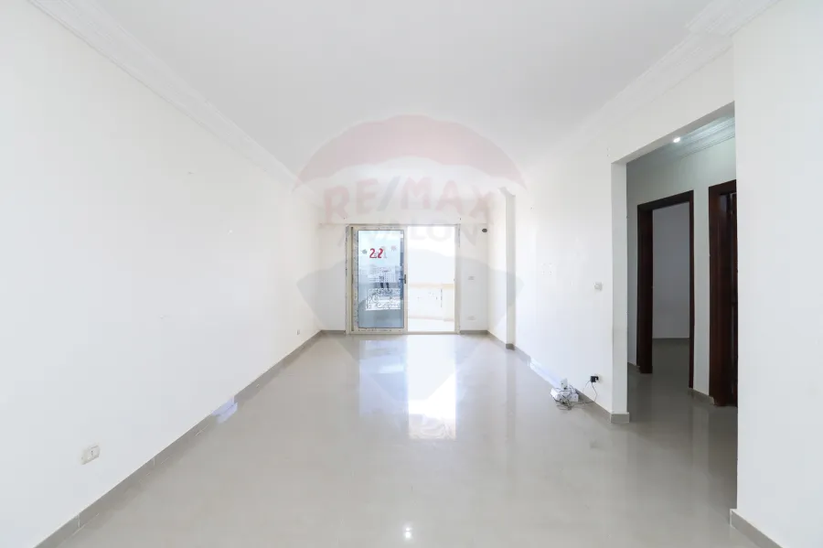 شقة للبيع 175 م سبورتنج (علي الترام مباشرة)