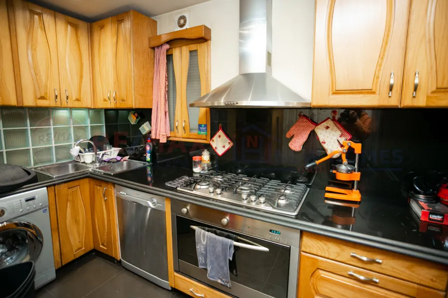 شقة للبيع 160 م كفر عبده (ش سكينة بنت الحسين)