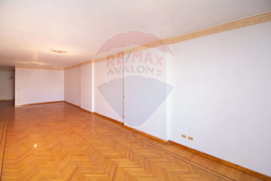 شقة للبيع 190 م سموحة ( ش فوزى معاذ)