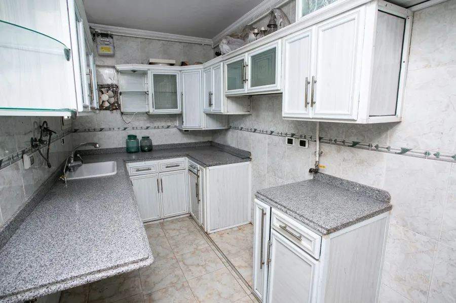 شقة مسجلة للبيع 123 م لوران (على البحر مباشرة)