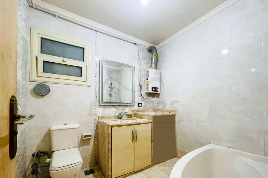 شقة للايجار 210 م سان ستيفانو (علي الترام مباشره)