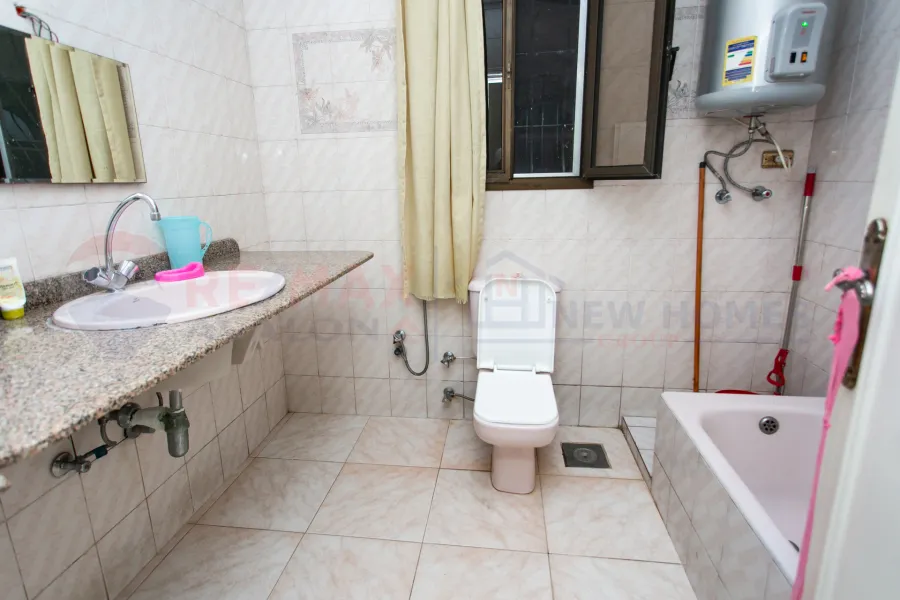 شقة للبيع 170 م رشدي (ش سوريا الرئيسى - خطوات من البحر)