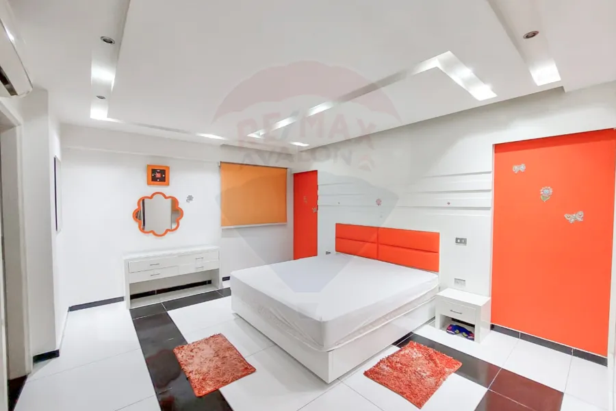 شقة للبيع 400 م سابا باشا (علي البحر مباشرة)