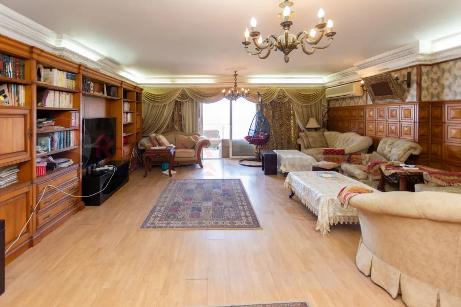 شقة للبيع 225 م كامب شيزار (علي البحر مباشرة)