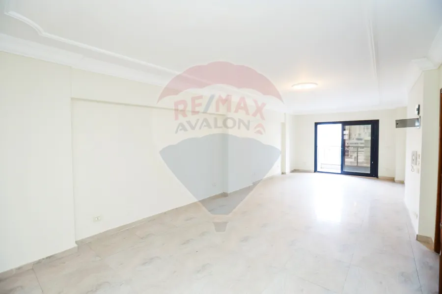 شقة للبيع 200 م سبورتنج ( شارع ابو قير مباشره )