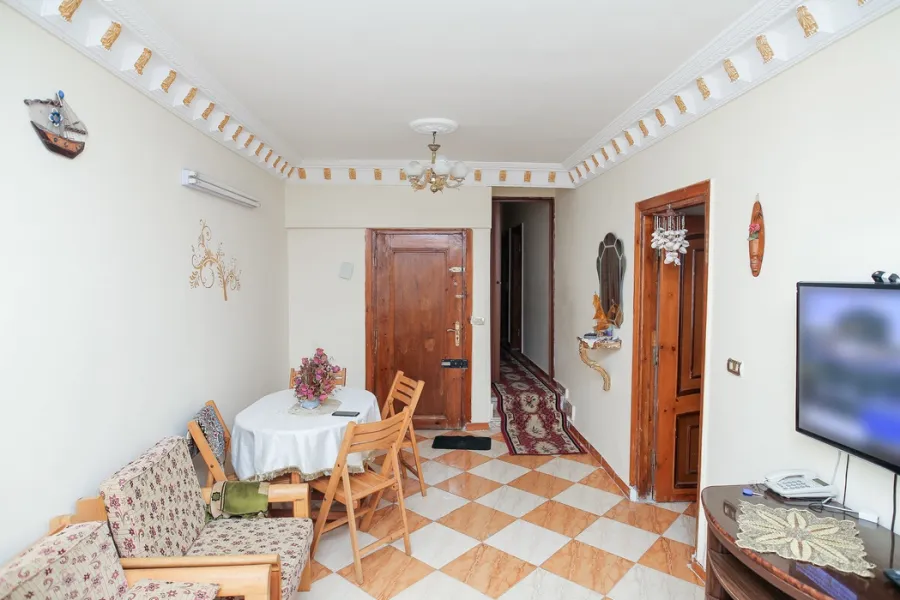 شقة للايجار مفروش 110م ميامي ( 3 نمرة من البحر )