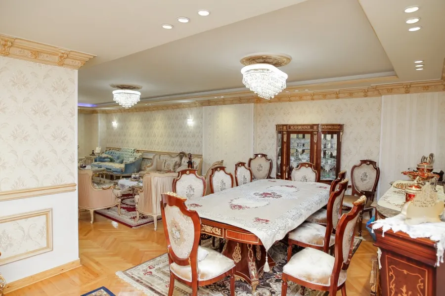 شقة للبيع 200م لوران ( ش عز العرب )