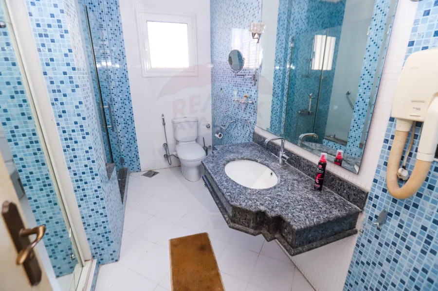 شقة للبيع 275م سموحة  (  ش بهاء الدين الغتوري )