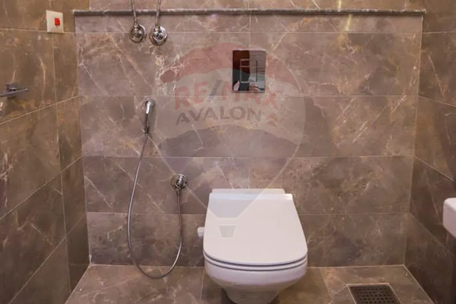 شقة للبيع 165 م سبورتنج (خطوات من البحر)