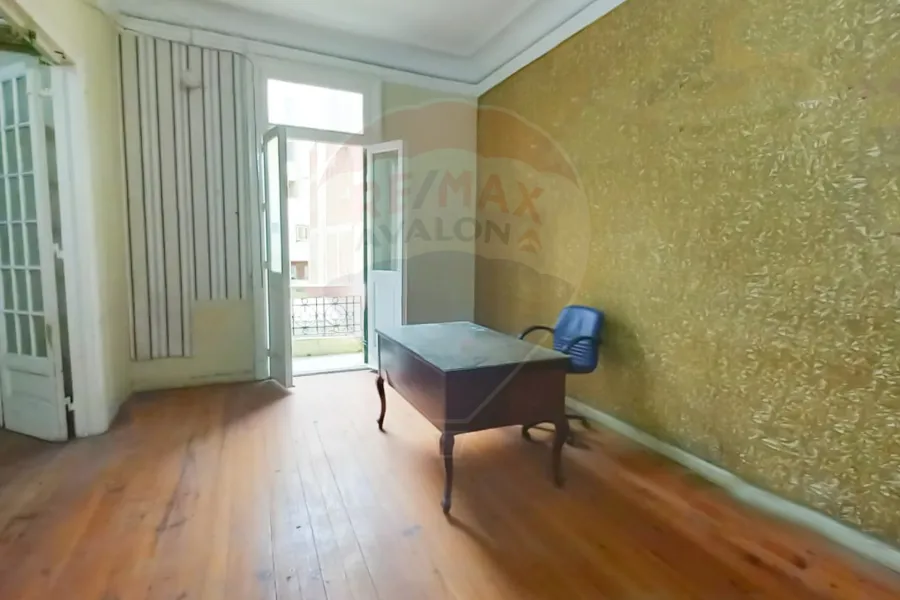 شقة للإيجار 200 م الازاريطة ( بالقرب من كلية طب اسنان )