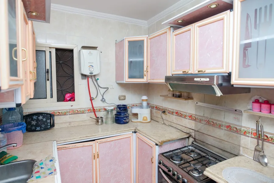 شقة للايجار مفروش 110م ميامي ( 3 نمرة من البحر )