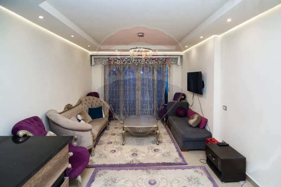 شقة للبيع 125 م كامب شيزار (على البحر مباشرة - عمارة براند)