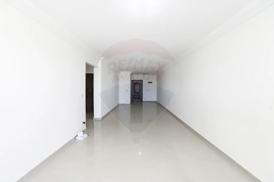 شقة للبيع 175 م سبورتنج (علي الترام مباشرة)