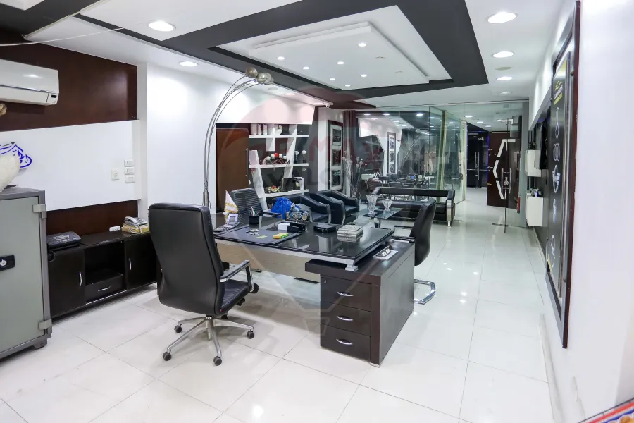 محل و ميزانين تجارى للايجار 285 م ميامى (ش 45 بحرى )