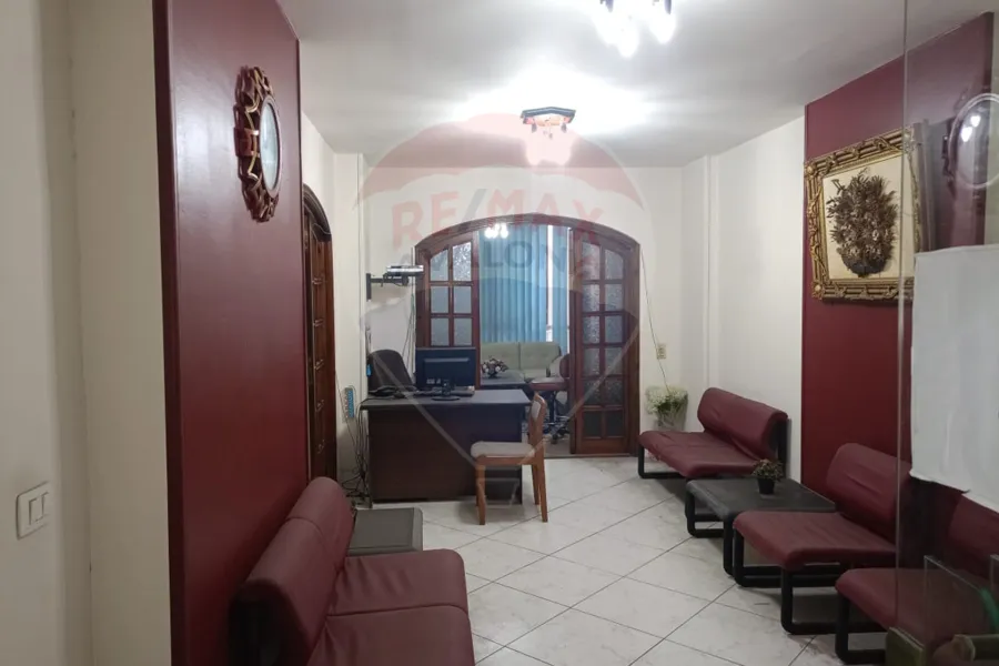 مقر اداري لايجار 105 م مصطفي كامل (علي الترام مباشرة)