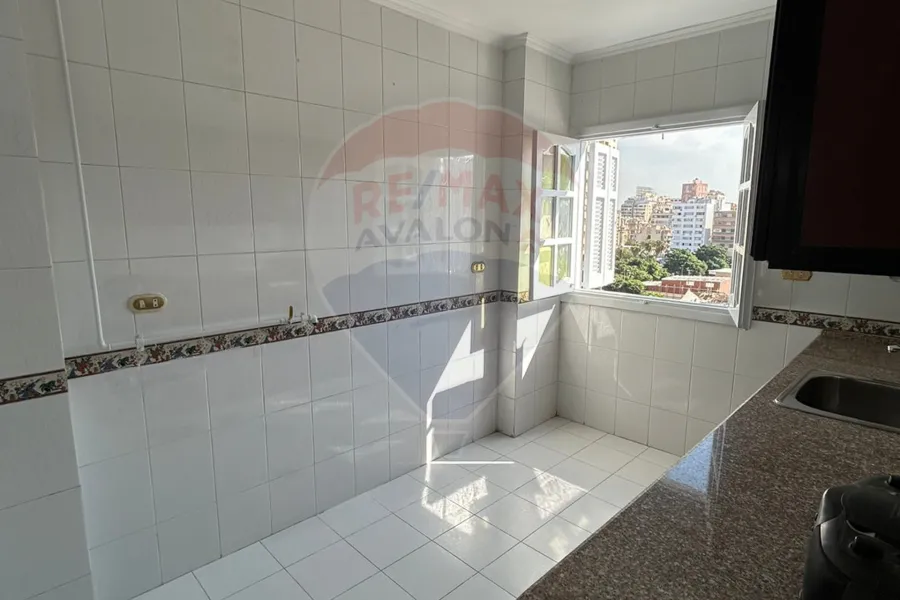 شقة للبيع 175 م الازاريطه (بجوار مستشفى الاندلسيه)