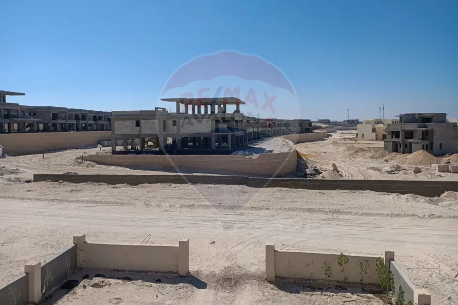 فيلا ستاند الون للبيع (رأس الحكمة سور بسور مع هايد بارك وسى شل) 300 م