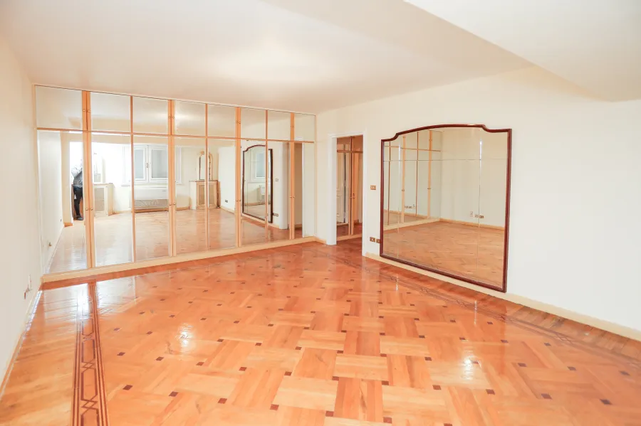 شقة للبيع 350 م رشدى (شارع المعسكر الروماني)