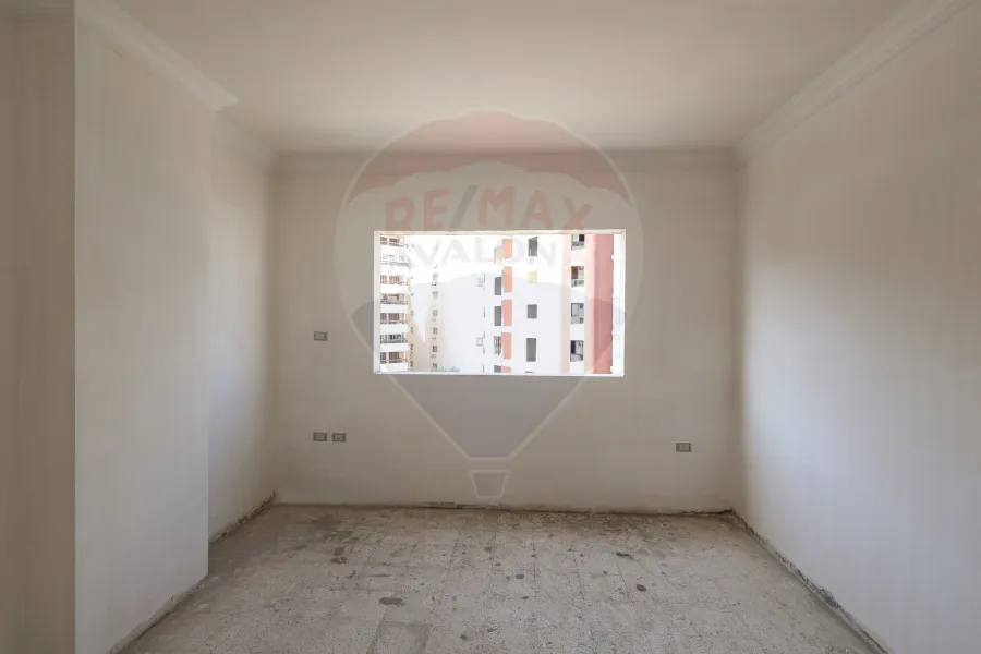 شقة للبيع 140 م المعمورة الشاطئ (خطوات من البحر)