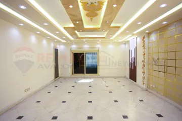 شقة للبيع 200 م زيزينيا (علي الترام مباشرة - برج براند)