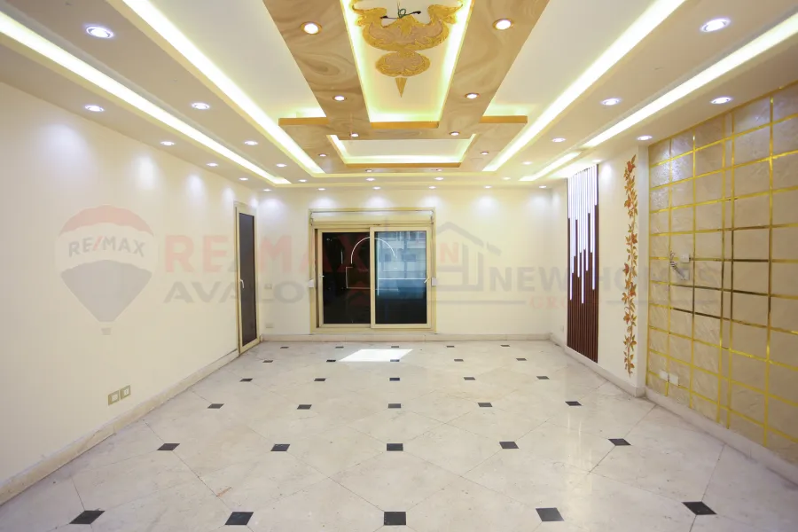 شقة للبيع 200 م زيزينيا (علي الترام مباشرة - برج براند)