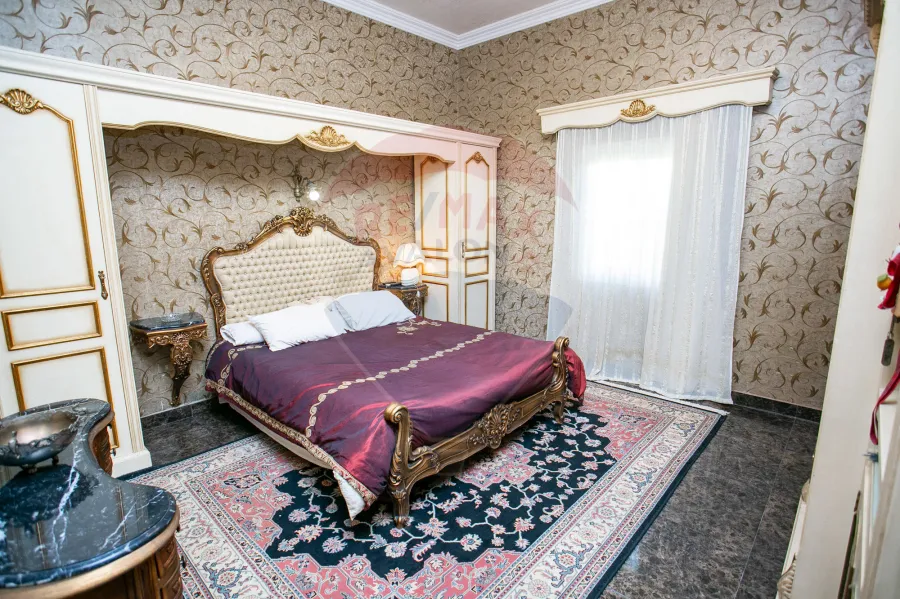 فيلا للبيع 4200 م كينج مريوط ( 2 نمرة من طريق الكافورى - أمام بوابة كينج هايتس )