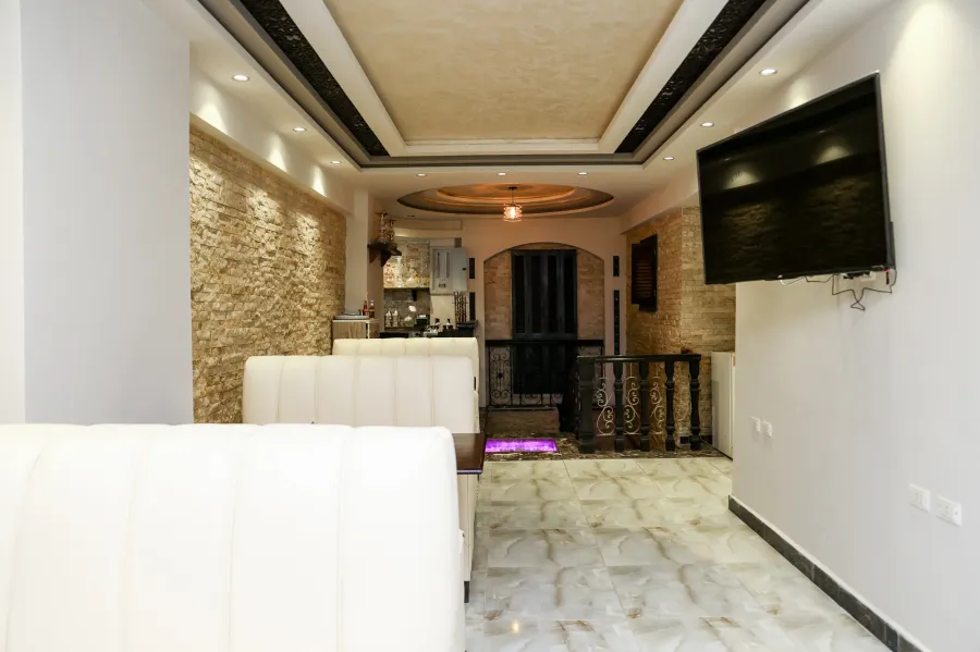 محل و ميزانين للبيع  300 م  السرايا - ( متفرع من طريق الجيش )