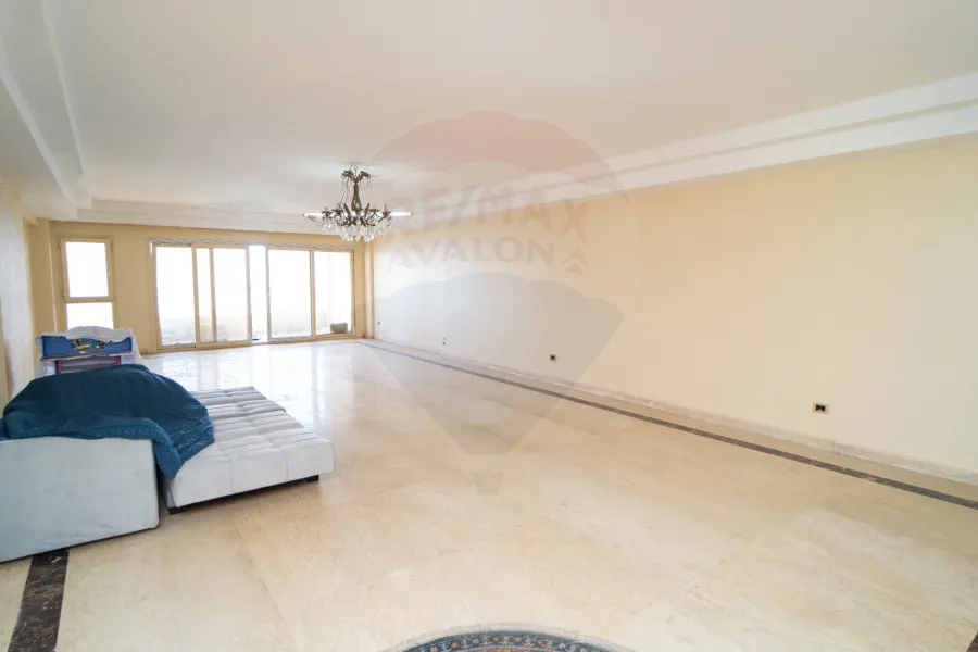 شقة للبيع 200 م كليوباترا (علي البحر مباشرة)