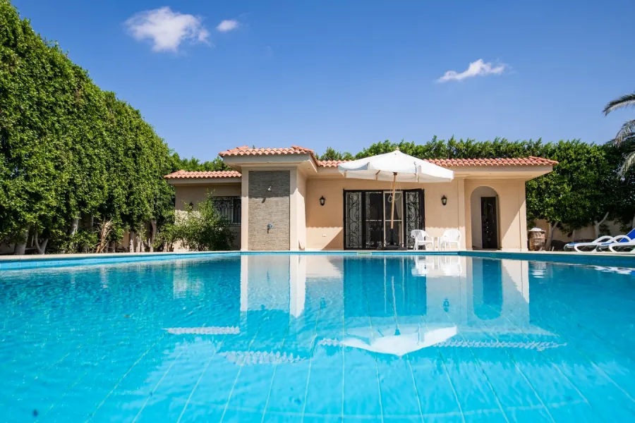 فيلا للإيجار 4500م بكينج مريوط  (بجوار مطار برج العرب)