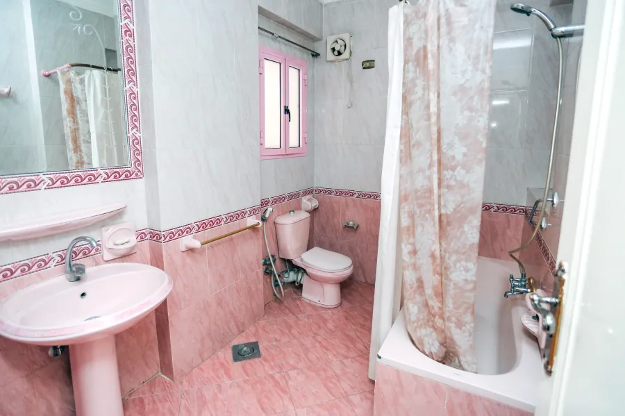 شقة للايجار 160 م كفر عبده (بجوار حديقه اللمبي)