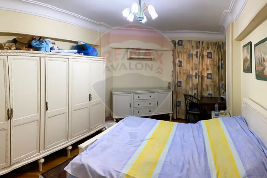 شقة للايجار 250 م جناكليس (ش أبو قير مباشر)