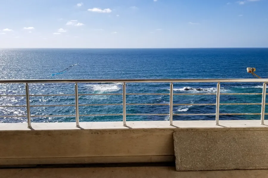 شقة للإيجار 210 م كليوباترا (علي البحر مباشرة)