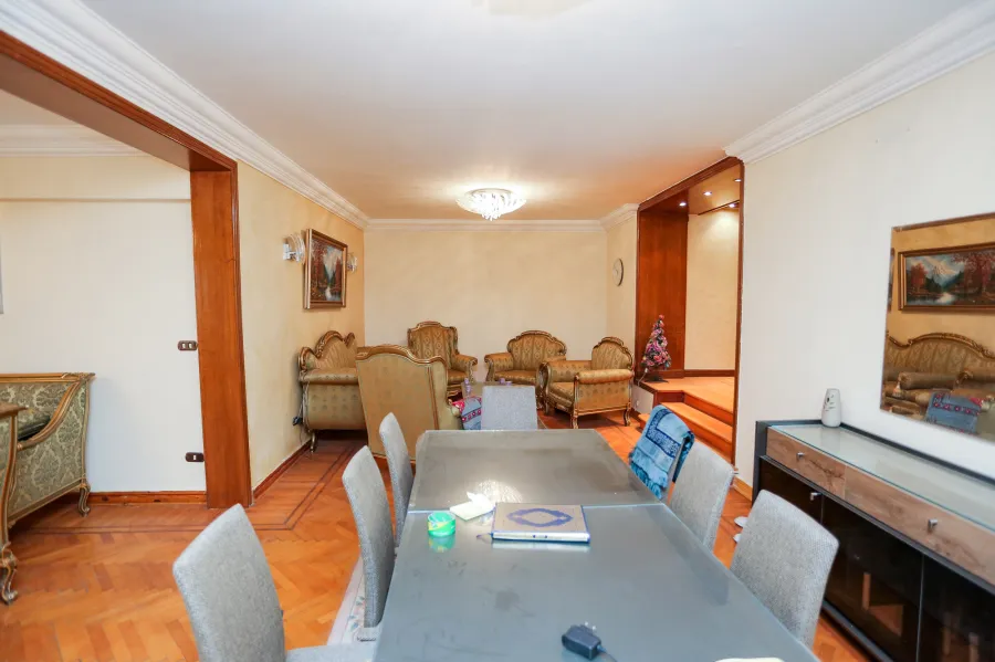 شقة للبيع 220م ستانلى (خطوات من البحر)