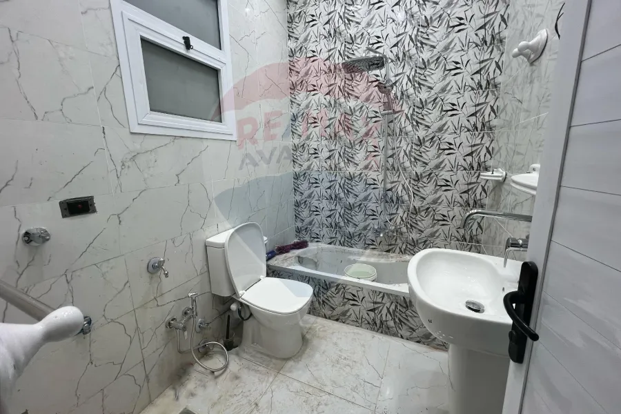 شقة للإيجار 90 م الأزاريطة (ش مصطفي إسماعيل)