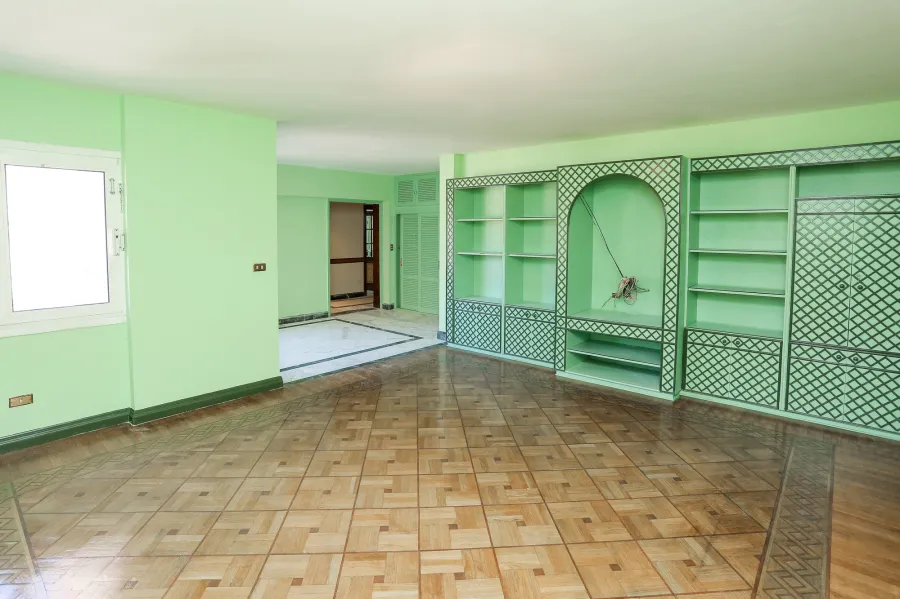 شقة للبيع 350 م رشدى (شارع المعسكر الروماني)