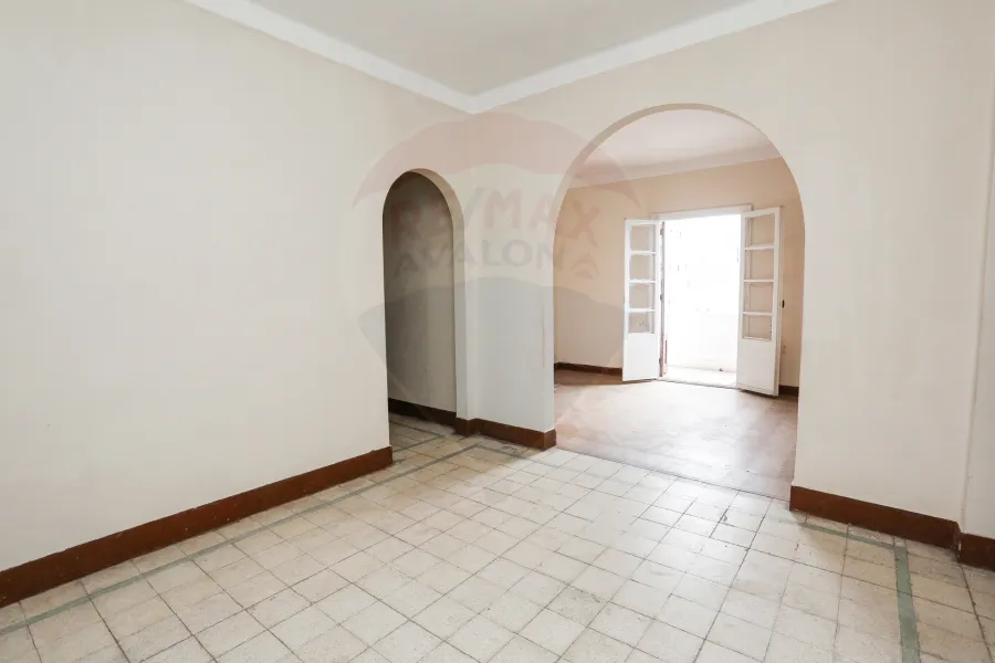 شقة اداري او سكني للايجار 100 م الأزاريطة (خطوات من البحر)